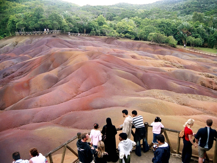 Cette bande de terre vallonnée se colore et change en fonction de la lumière, avec des teintes de rouge, de marron, de violet, ou encore de vert, de bleu et de jaune.  Cette bande de terre vallonnée se colore et change en fonction de la lumière, avec des teintes de rouge, de marron, de violet, ou encore de vert, de bleu et de jaune.