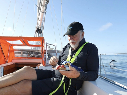 Même les dauphins se sont joints aux célébrations du 65e anniversaire du skipper de l?Explorer, Mark Sinclair Nautisme Article