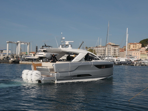 Nous avons testé le DB43 de chez Jeanneau, hors-bord et inboard