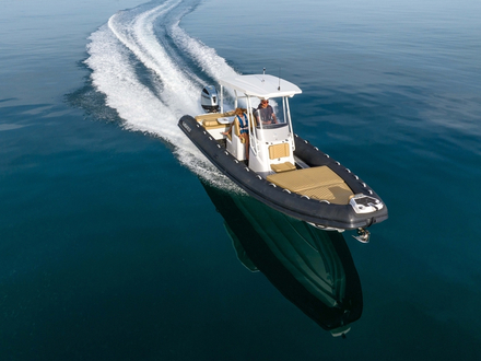 Le Sport 800 fait preuve d'une étonnante tenue en mer et possède les nombreux équipements attendus pour ce niveau de gamme Le Sport 800 fait preuve d'une étonnante tenue en mer et possède les nombreux équipements attendus pour ce niveau de gamme