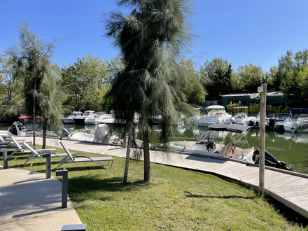 Depuis l'hôtel, un ponton permet de louer un bateau pour une balade sur la Siagne