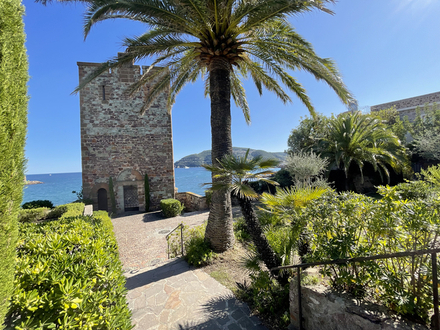 Dans cette tour face à la mer, reposent Henry et Marie Clews. Dans cette tour face à la mer, reposent Henry et Marie Clews.