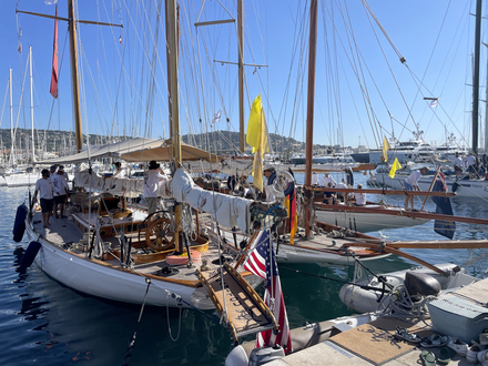 Le Manitou, yacht présidentiel de JF Kennedy au début des années 60... Aujourd'hui il participe aux régates de yachts classiques dont les Régates Royales et les Voiles de St Tropez. Le Manitou, yacht présidentiel de JF Kennedy au début des années 60... Aujourd'hui il participe aux régates de yachts classiques dont les Régates Royales et les Voiles de St Tropez.