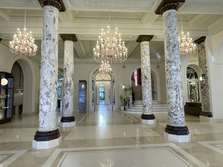 Le hall d'entrée du Carlton. Les colonnes de marbre datent de 1913 et ont été révélées lors des récents travaux. Le hall d'entrée du Carlton. Les colonnes de marbre datent de 1913 et ont été révélées lors des récents travaux.