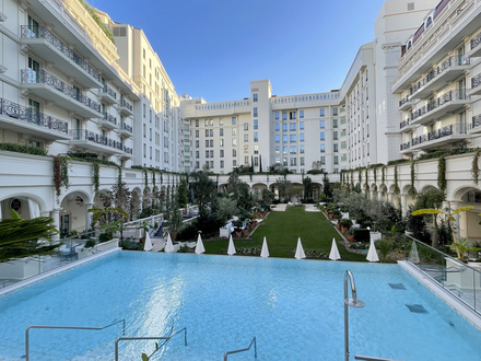 A l'arrière du palace, on retrouve un jardin ainsi qu'une belle piscine chauffée. A l'arrière du palace, on retrouve un jardin ainsi qu'une belle piscine chauffée.