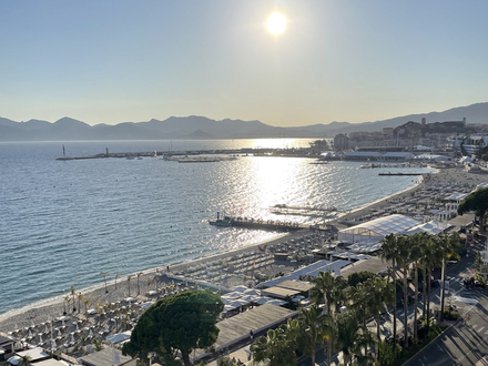 Vue sur la Croisette et les plages depuis le 7e étage, réservé aux plus grandes suites