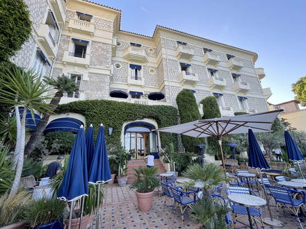 l'hôtel Belles Rives fut un lieu mondain dans les années 20. C'est ici que l'écrivain F. Scott Fitzgerald s'est inspiré pour son romain Gatsby Le Magnifique