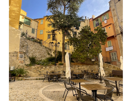 Impossible bien sûr de découvrir Menton sans se promener dans les ruelles de sa vieille ville aux couleurs orangées