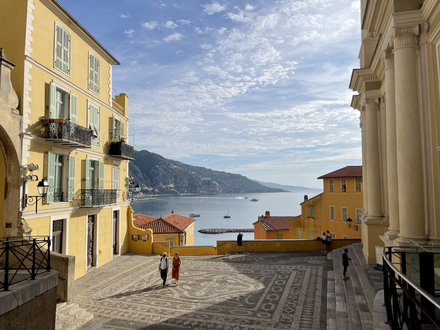 On gravit les ruelles, jusqu'à la basilique Saint-Michel. De là, la vue sur la mer, le port, la frontière italienne à deux pas et le Cap Martin est incroyable. 
