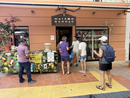 Autre stop incontournable : la Maison Gannac dans le centre-ville. Ici vous rencontrerez Adrien Gannac, fils de Laurent, agrumiculteur. 