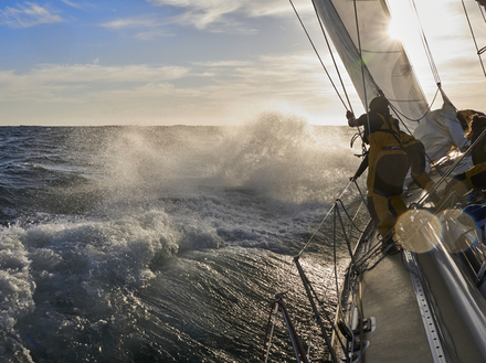 La remont&eacute;e au vent s'av&egrave;re difficile pour tous les &eacute;quipages mais au moins, ils ont l'impression d'avancer. Translated 9 poursuit sa lutte avec Pen Duick VI pour la premi&egrave;re place au classement IRC. 