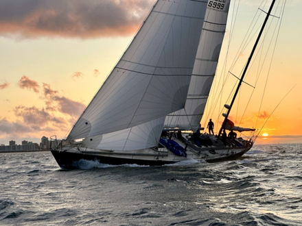 Pen Duick VI revient au Cap. Le voilier emblématique recrée l'histoire après avoir participé à la course autour du monde Whitbread en 1973.