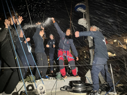 Célébration au champagne pour Pen Duick VI après avoir pris la deuxième place. Célébration au champagne pour Pen Duick VI après avoir pris la deuxième place.