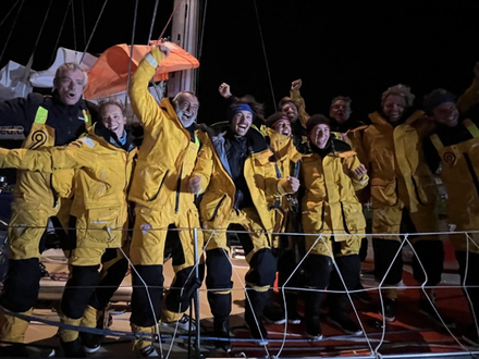 L?équipage de Translated 9 prêt à faire la fête au Cap après 40 jours de course acharnée. L?équipage de Translated 9 prêt à faire la fête au Cap après 40 jours de course acharnée.