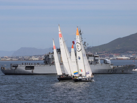 Les participants se disputent la ligne de départ sous l'oeil attentif de la frégate française Floréal. Les participants se disputent la ligne de départ sous l'oeil attentif de la frégate française Floréal.