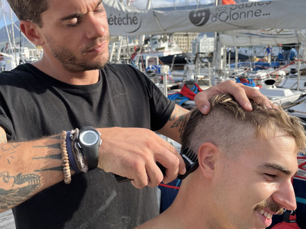 L'équipage de L'Esprit d'équipe voulait impressionner les oiseaux de l'océan Austral. L'équipage de L'Esprit d'équipe voulait impressionner les oiseaux de l'océan Austral.