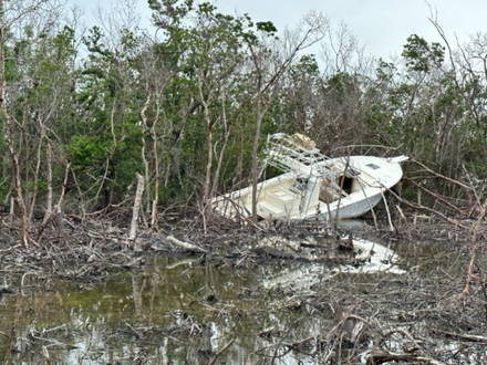 Stigmates du passage du cyclone Ian : bateau déplacé sur plusieurs centaines de mètres.