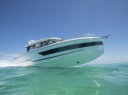 La carène signée Mikael Peters fait des merveilles en passage de mer formée, une belle sécurité.