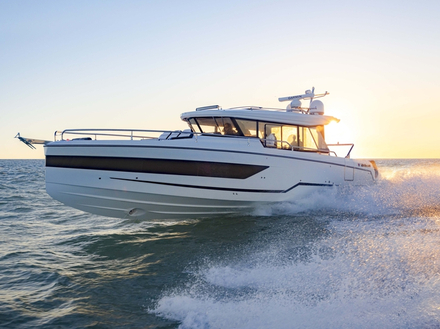 La vitesse de croisière peut facilement osciller entre 30 et 40 nds avec une autonomie de 180 miles. De quoi vivre l'aventure. La vitesse de croisière peut facilement osciller entre 30 et 40 nds avec une autonomie de 180 miles. De quoi vivre l'aventure.