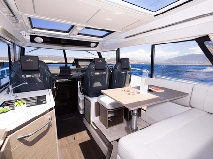 Le carré timonerie est accueillant et pour sortir sur le passavant, on s'extrait directement derrière le pilote depuis les banquettes. Le carré timonerie est accueillant et pour sortir sur le passavant, on s'extrait directement derrière le pilote depuis les banquettes.