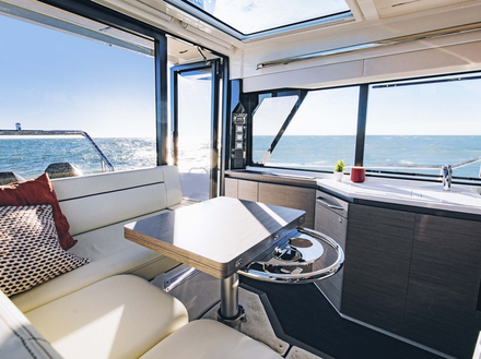 L'ouverture vers l'arrière sur le cockpit est presque intégrale. On vit dedans ou dehors ou les deux. L'ouverture vers l'arrière sur le cockpit est presque intégrale. On vit dedans ou dehors ou les deux.