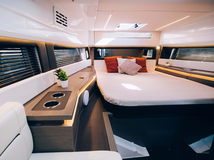 La cabine avant est pourvue d'un lit queen size et à l'entrée un petit fauteuil coiffeuse est bien pratique. La déco est chic voire luxueuse. La cabine avant est pourvue d'un lit queen size et à l'entrée un petit fauteuil coiffeuse est bien pratique. La déco est chic voire luxueuse.