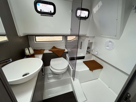 Mention particulière à la salle de bains XXL, surtout la douche. On se croirait en Amérique pour un peu. Mention particulière à la salle de bains XXL, surtout la douche. On se croirait en Amérique pour un peu.