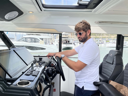 Le poste de barre est très ergonomique, bien calé dans les fauteuils, debout ou assis, les commandes tombent sous la main, notamment le joystick indispensable pour les manoeuvres avec trois moteurs.