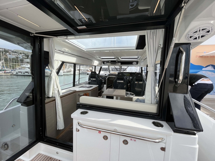 Le petit bar sépare ou rassemble carré et cockpit. Super convivial au moment de l'apéro et du dîner. Le petit bar sépare ou rassemble carré et cockpit. Super convivial au moment de l'apéro et du dîner.