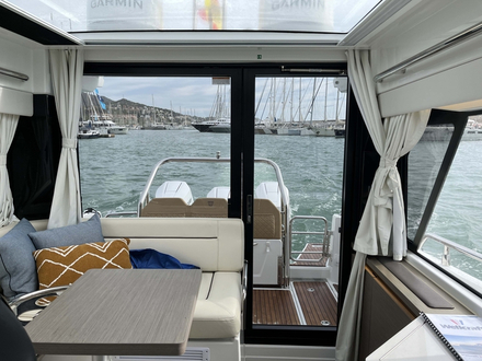 Une fois les baies et porte vitré fermé, l'insonorisation est très à l'intérieur et invite à la croisière avec ce pur-sang des mers.