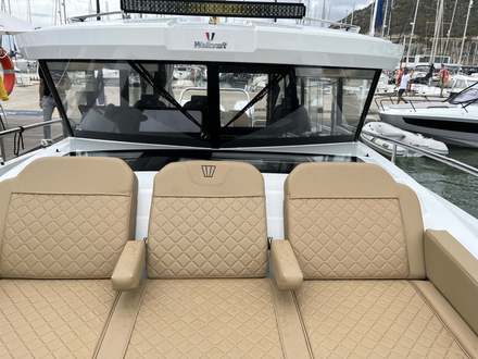 Le bain de soleil avant : un salon à trois méridiennes et toile d'ombrage. On s'y voit déjà.