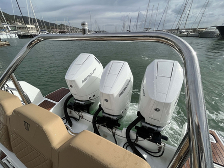 Les trois Mercury Verado offrent une puissance exceptionnelle que cette carène mérite parfaitement. Cela procure des sensations hors normes. Les trois Mercury Verado offrent une puissance exceptionnelle que cette carène mérite parfaitement. Cela procure des sensations hors normes.