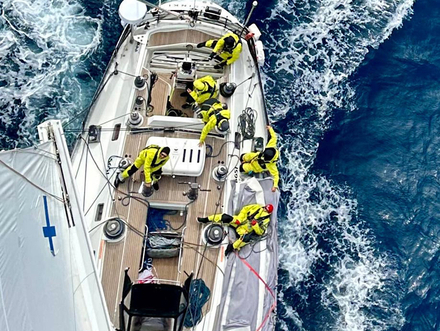 On ne s'ennuie jamais à bord du Spirit of Helsinki, qui répare les voiles et les lattes cassées après un empannage en catastrophe. On ne s'ennuie jamais à bord du Spirit of Helsinki, qui répare les voiles et les lattes cassées après un empannage en catastrophe.