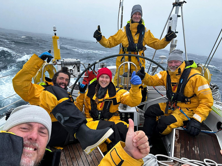 Ils sourient toujours malgré le hale-bas cassé et l'enroulement du spinnaker ! Nautisme Article