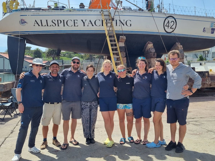 L'équipage s'est installé à Mossel Bay pour réparer un support de gouvernail, prêt à affronter les mers du Sud. Nautisme Article