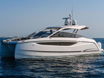 La nacelle à l'avant est assez massive pour offrir un beau confort dans le bow-rider. Elle est munie d'un rostre déflecteur pour amortir les vagues. La nacelle à l'avant est assez massive pour offrir un beau confort dans le bow-rider. Elle est munie d'un rostre déflecteur pour amortir les vagues.