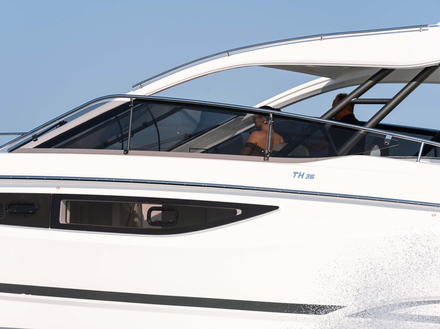 Sous certains angles, on peut penser à un motoryacht open très grand. Sous certains angles, on peut penser à un motoryacht open très grand.