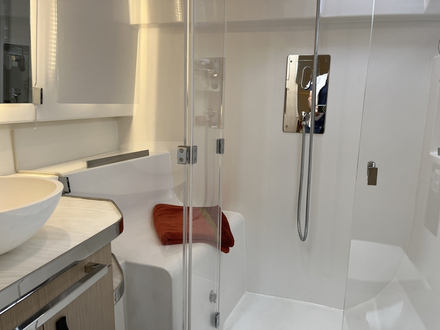 Les salles d'eau situées en avant de chaque cabine sont très grandes et possèdent une douche séparée spacieuse. Les salles d'eau situées en avant de chaque cabine sont très grandes et possèdent une douche séparée spacieuse.