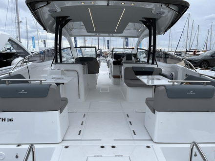 Vue de l'arrière ou de l'avant, le passage central sur toute la longueur est un must quand les banquettes sont séparées.  