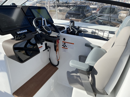 Le poste de pilotage est très complet. Il manque un peu de rangement et surtout l'assise devrait être réglable en hauteur.