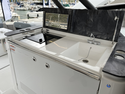 Le bloc cuisine sous le hard-top est muni d'une plaque, évier et deux compartiments froids. Une fois le Corian abaissé, un super plan de travail est disponible. Le bloc cuisine sous le hard-top est muni d'une plaque, évier et deux compartiments froids. Une fois le Corian abaissé, un super plan de travail est disponible.