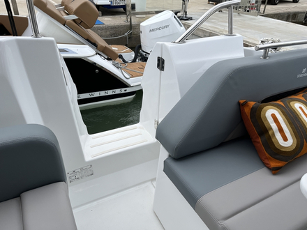 Vraiment pratiques, les portes de coupé ne peuvent s'utiliser que quand les banquettes sont centrées.