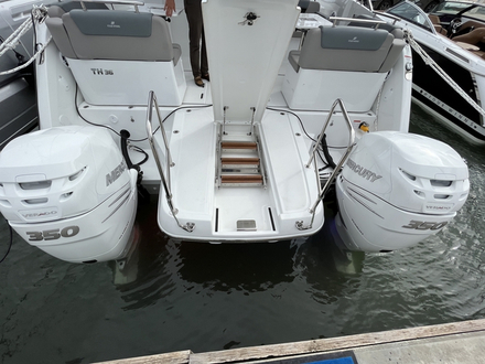 La plateforme arrière munie de bastingage et d'une maxi échelle de bain est vraiment sécurisante, y compris pour embarquer. La plateforme arrière munie de bastingage et d'une maxi échelle de bain est vraiment sécurisante, y compris pour embarquer.