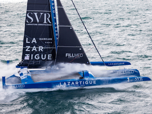 Arkea Ultim Challenge : Trimaran SVR-Lazartigue à pied d'œuvre pour réparer le bras avant tribord