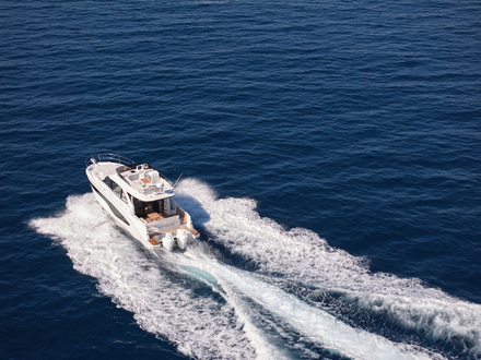 La grande puissance que procurent les trois hors-bords totalisant 900 cv permet de rallier la Corse en trois heures. La grande puissance que procurent les trois hors-bords totalisant 900 cv permet de rallier la Corse en trois heures.