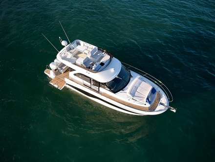 Les espaces extérieurs sont nombreux. La plateforme latérale, en baissant le pavois, augmente la convivialité du cockpit et l'accès à l'eau. Les espaces extérieurs sont nombreux. La plateforme latérale, en baissant le pavois, augmente la convivialité du cockpit et l'accès à l'eau.