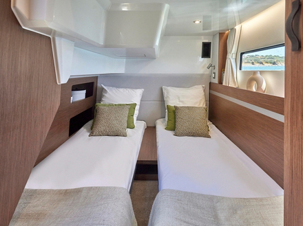 La cabine invité est modulable en lit double ou twin selon les besoins. Belle luminosité et hauteur sous barrot en prime. La cabine invité est modulable en lit double ou twin selon les besoins. Belle luminosité et hauteur sous barrot en prime.