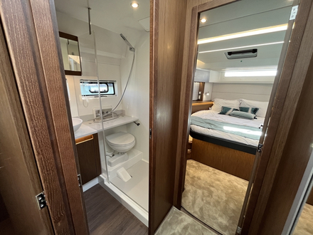 La salle d'eau en coursive centrale sert pour les deux cabines et les invités occasionnels. La salle d'eau en coursive centrale sert pour les deux cabines et les invités occasionnels.