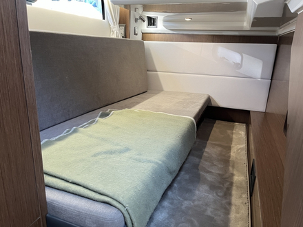 La petite cabine sous la timonerie est hautement modulable. Idéal pour les enfants ou même du rangement.