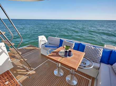 Le cockpit arrière est très agréable. L'échelle qui monte au fly peut être placé verticalement pour dégager encore de l'espace.